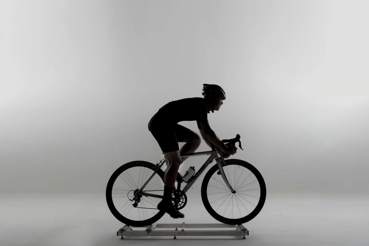 Cycliste équipé de vêtements de vélo
